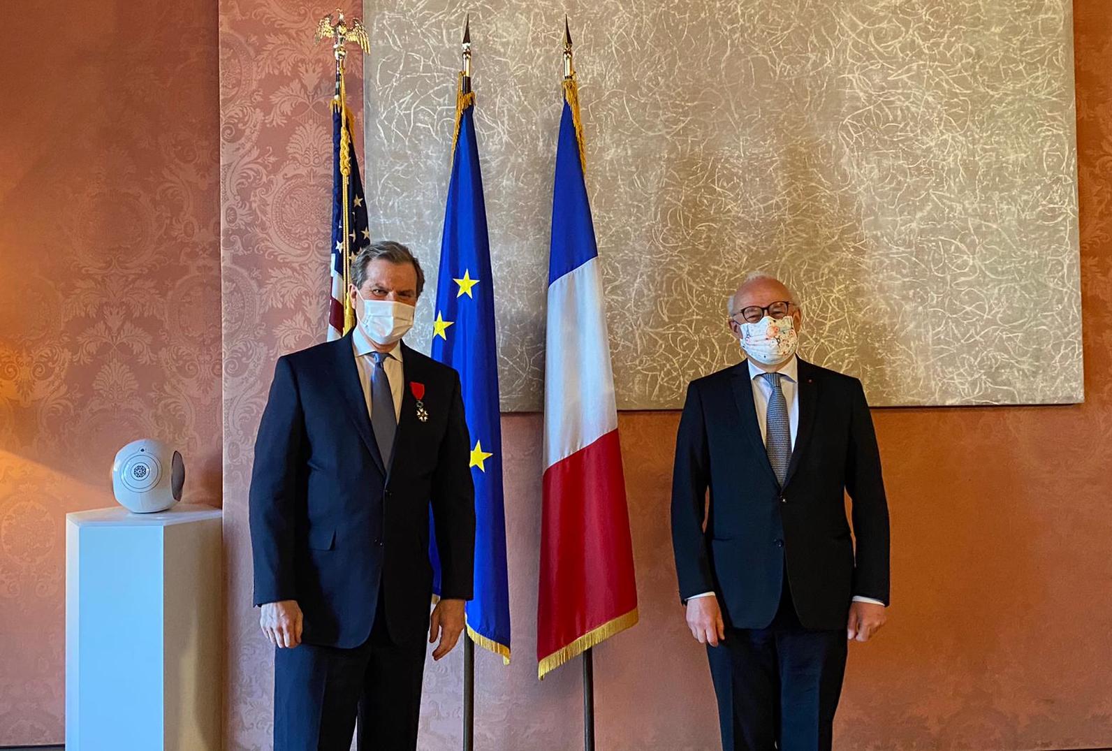 David Harris, CEO d’AJC, devient "officier" de l'Ordre de la Légion d'honneur lors d'une cérémonie organisée par le gouvernement français