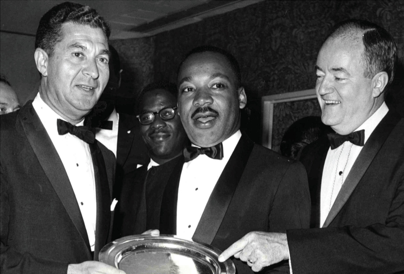 AJC ANNUAL MEETING, 1965 Remise du prix AJC American Liberties Medallion à Martin Luther King Jr. par Sol M. Linowitz, président du Comité exécutif d’AJC et Hubert H. Humphrey, Vice-président des États-Unis.