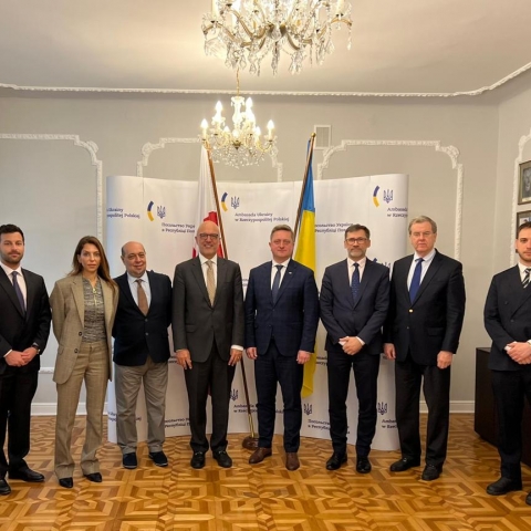 Ted Deutch, Simone Rodan-Benzaquen, Sebastian Rejak, Viktor Melamed, Barnabas Turai et David Harris ont rencontré Vasyl Zvarych, l'Ambassadeur d'Ukraine en Pologne.
