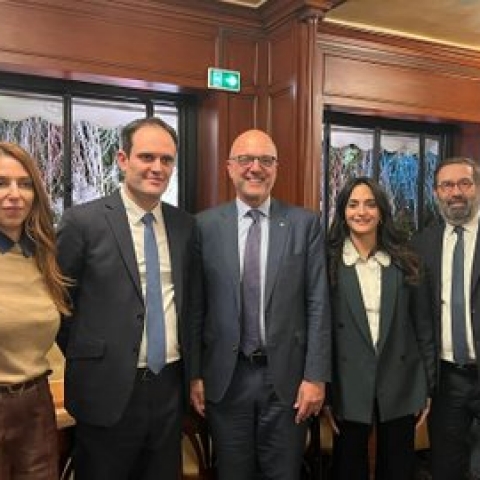 Ted Deutch rencontre le président du Conseil représentatif des institutions juives de France (CRIF) Yonatan Arfi et Robert Ejnes son directeur